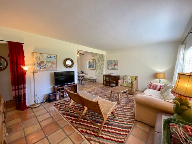Fully furnished - 5288 Village Grn