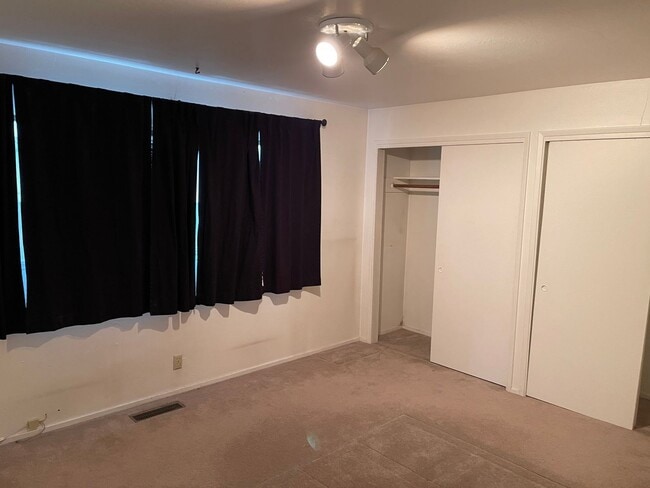 Building Photo - One level home with one car garage
