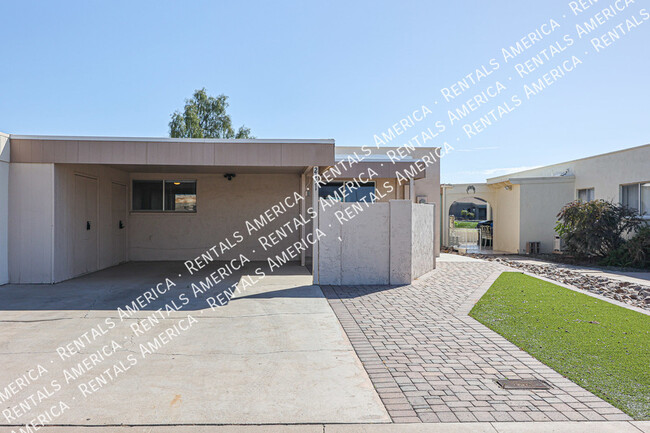 Building Photo - 2BR Townhome on the Golf Course With View ...