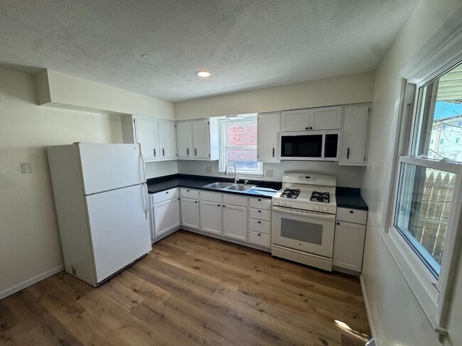 Building Photo - 208 Lindell Dr