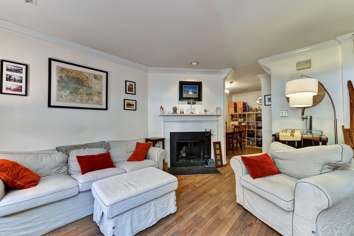 1046 Dalebrook Dr, Alexandria, VA 22308