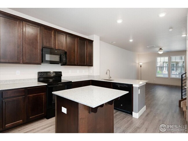 Foto del edificio - Darling Thornton Townhome - 3 bed/3 bath with 2 Car Garage - Like New, Available 10/8!