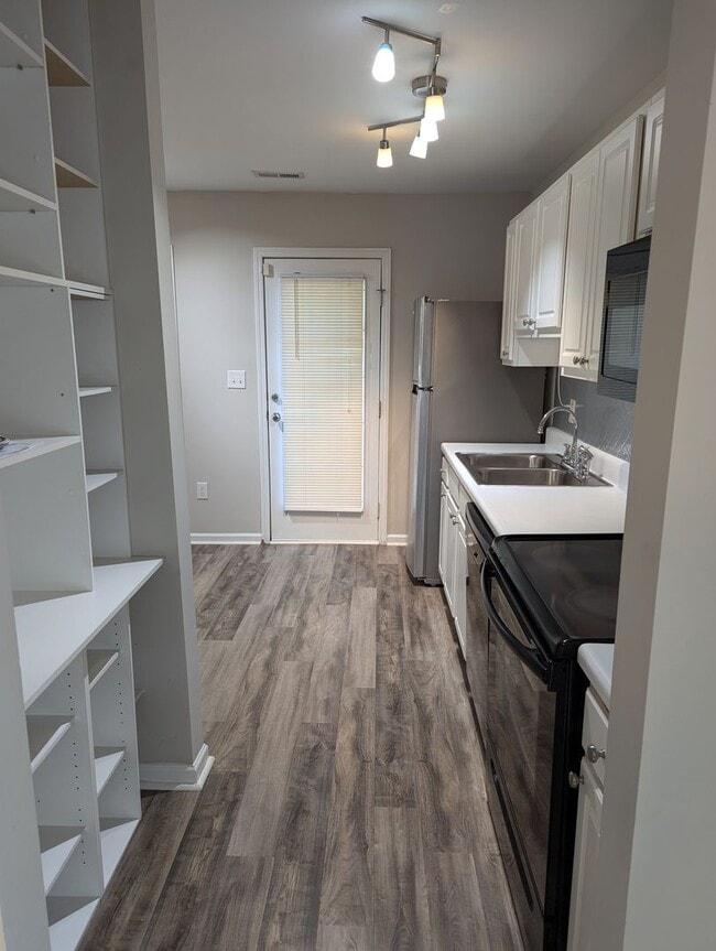 Building Photo - Nice Two Bedroom Duplex In A Great Location!
