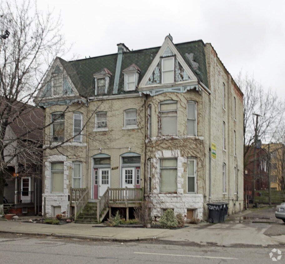 Foto principal - 5853 3rd Ave
