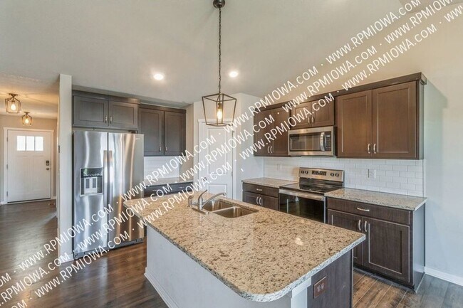 Building Photo - SPACIOUS TOWNHOME!! 3 Bed, 2.5 Bath Townho...