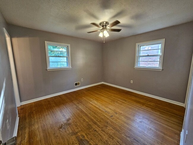 Building Photo - Spacious 3 Bedroom, 1.5 Bath House with Detached Garage