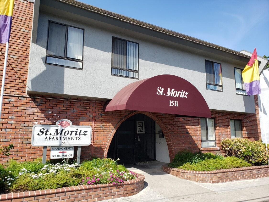 Entrada de 1531 Detroit Ave - St Moritz Apartments