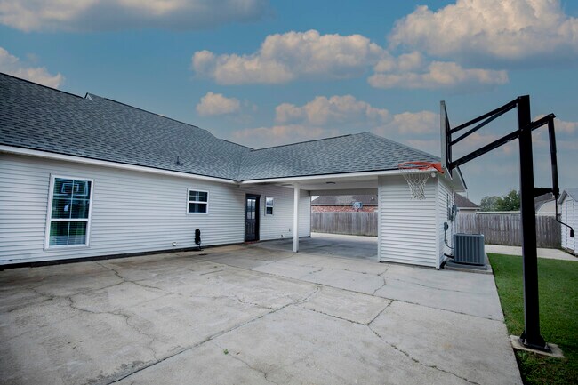 Aparcamiento cubierto con trastero independiente. - 11284 Shelly St
