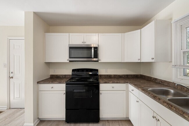 Foto del edificio - 2 Bedroom Duplex: Available Now