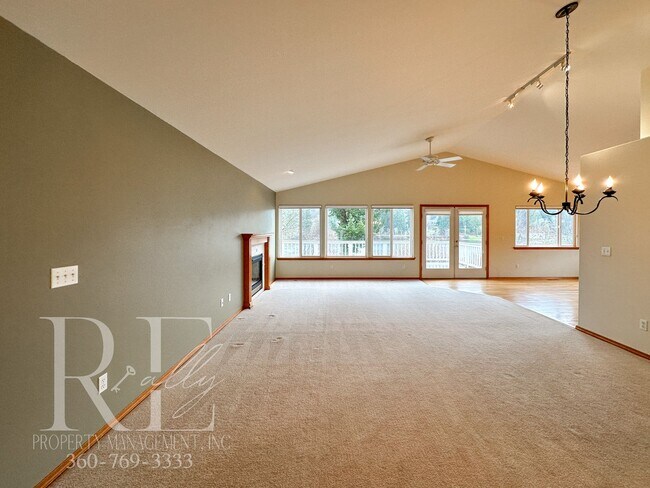 Building Photo - Fantastic Private Lakefront Rambler