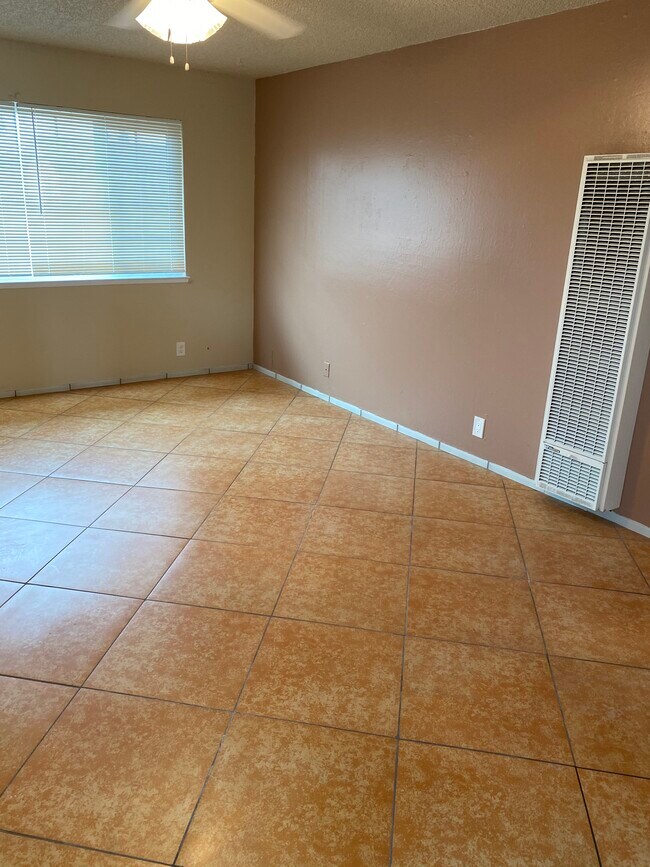 Living room - 727 Harris Ct