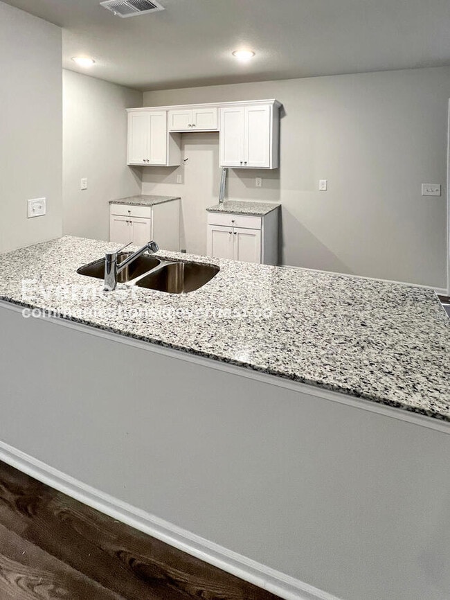 Building Photo - 3 Bed/2.5 Bath Home with Modern Amenities / Pet-Friendly / Coming Soon!