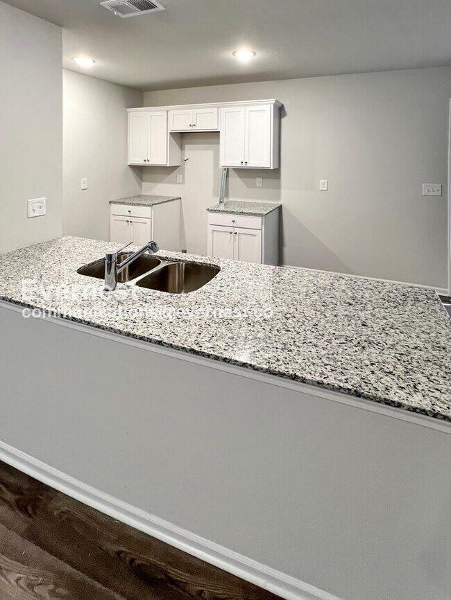Foto del edificio - 3 Bed/2.5 Bath Home with Modern Amenities / Pet-Friendly / Coming Soon!