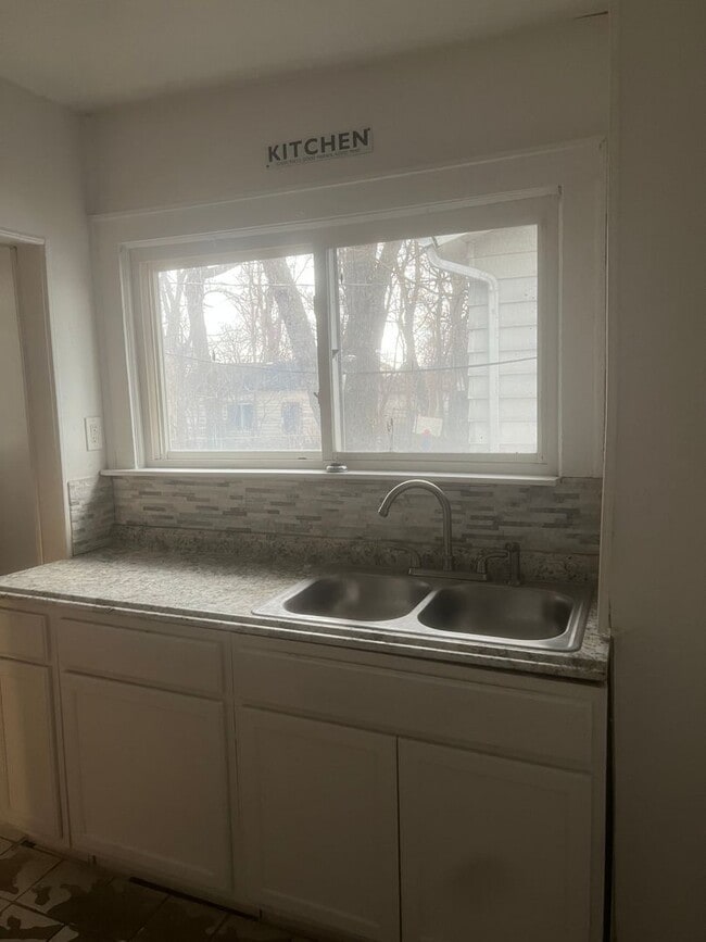 Building Photo - 2 bedroom/ 1 bathroom Detroit's Westside Home