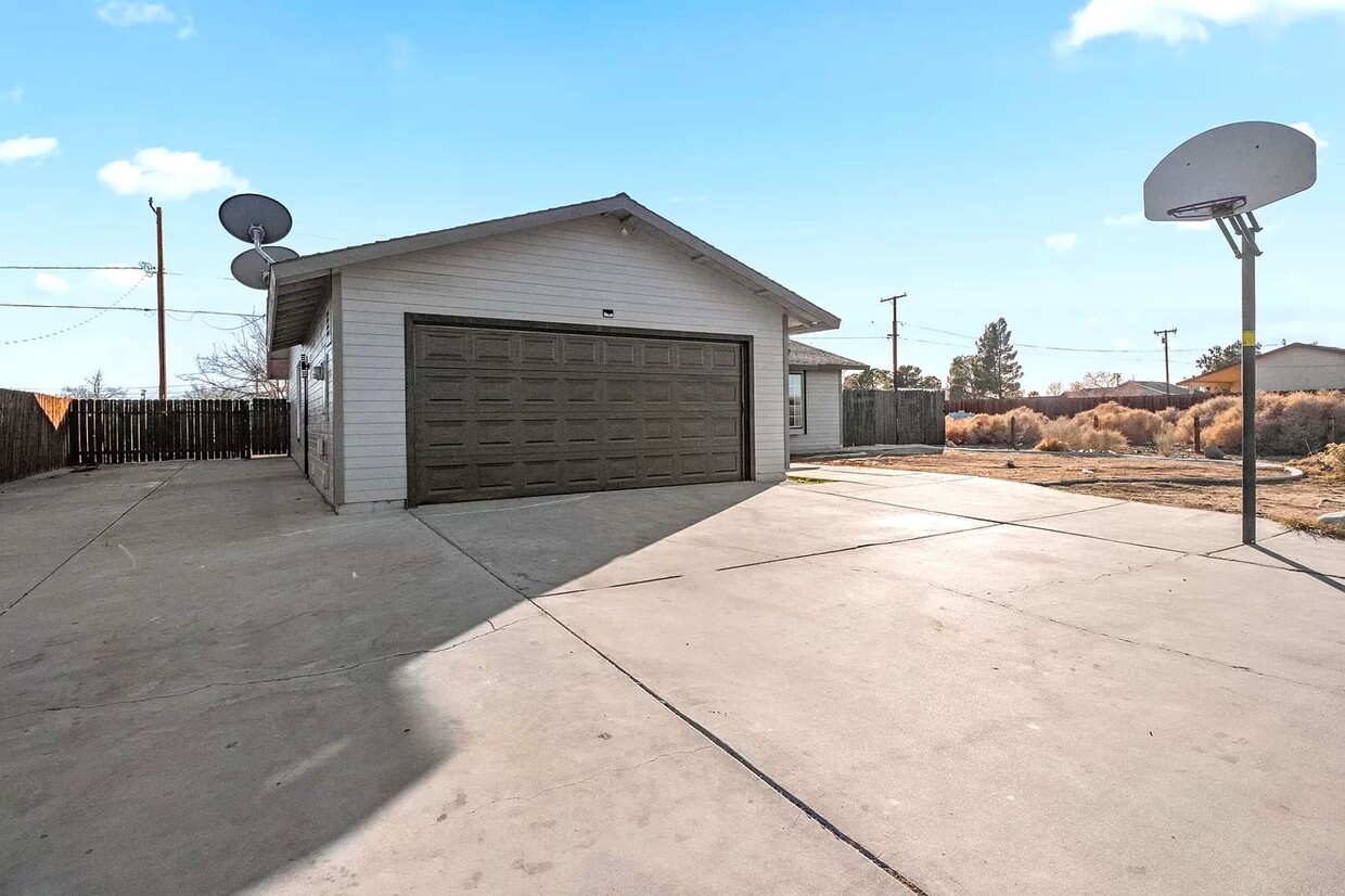Building Photo - 8560 Nipa Ave