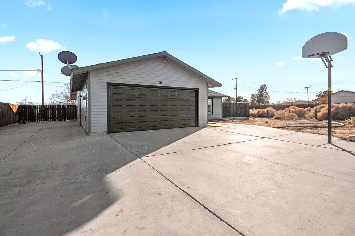 Building Photo - Available Now...Gorgeous Modern Updated Home!