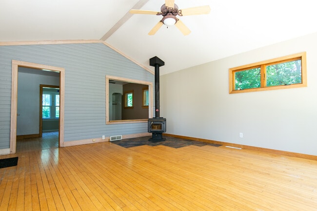 Building Photo - 107 Riverside Dr