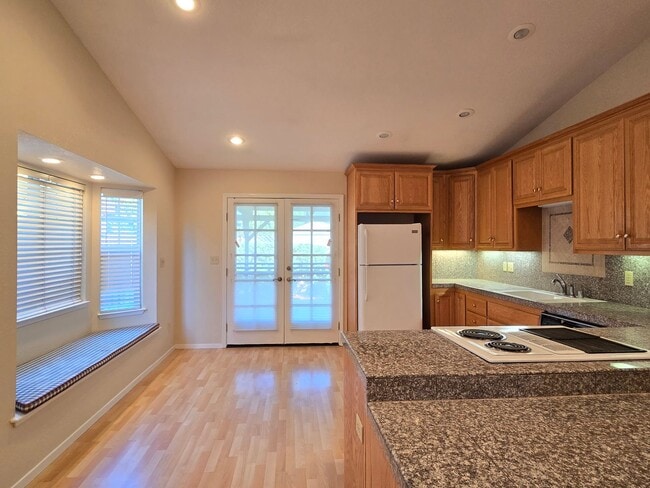 Foto del edificio - Single Family Home, Remodeled Inside and O...