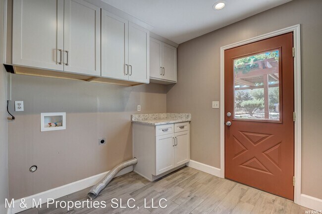 Building Photo - 4 br, 3.5 bath House - 1602 E 12500 S