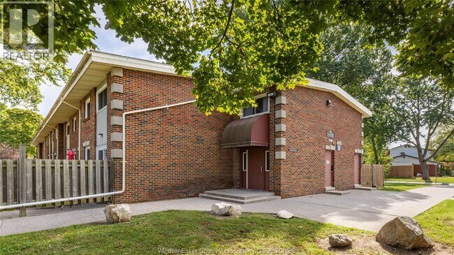 Photo du bâtiment - 1730 Columbia Ct