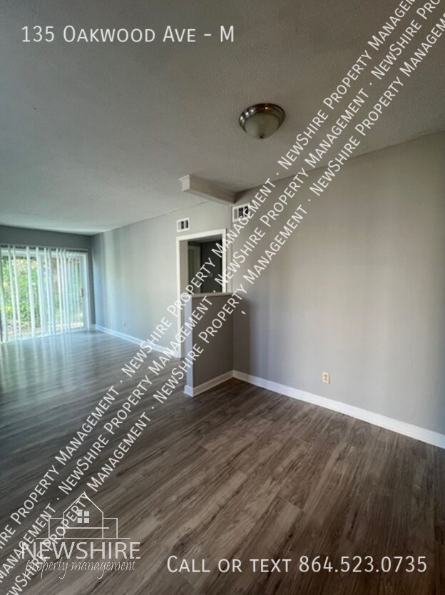 Foto del edificio - 135 Oakwood Ave