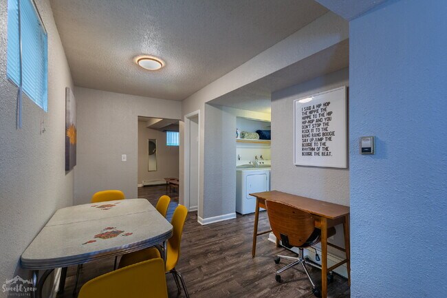 Building Photo - Charming Garden Level 2-Bedroom in Denver