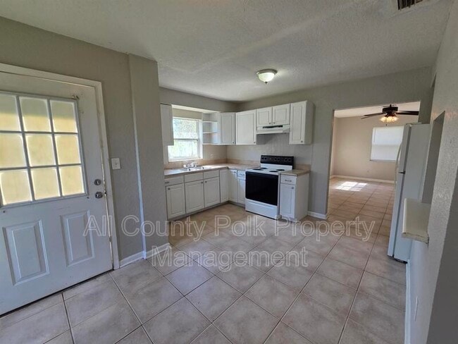 Building Photo - 4344 Hedge Dr E