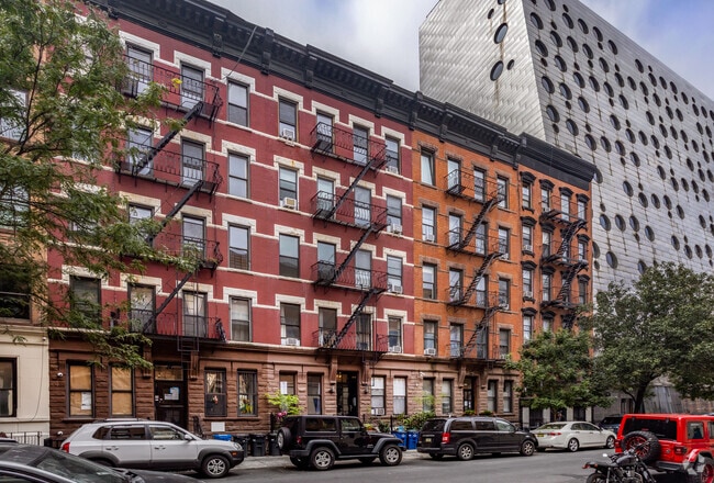 Building Photo - 338 W 17th St