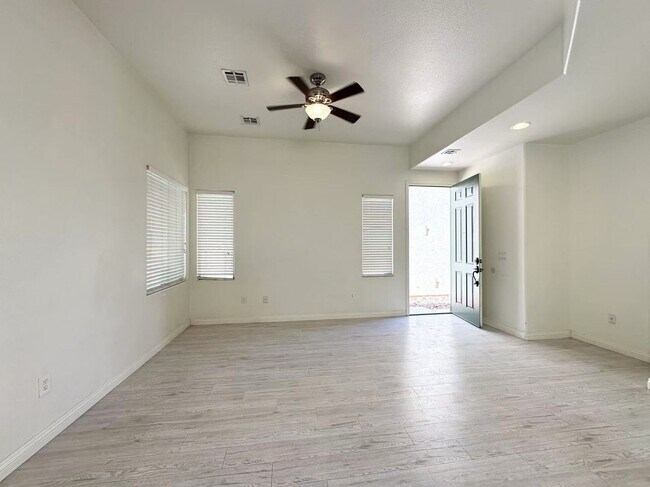 Foto del edificio - Spacious 4-Bedroom Home in Gated Community...