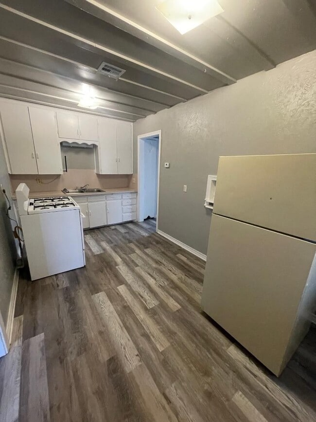 Building Photo - 1 Bedroom 1 Bathroom Duplex For Lease Now!