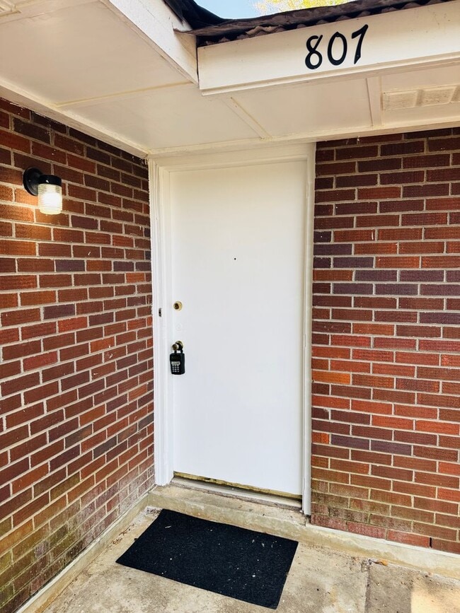 Building Photo - Hello Sunny 3 Bedroom / 1 Bathroom in Mont...