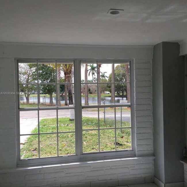 Building Photo - 1435 NE 173rd St