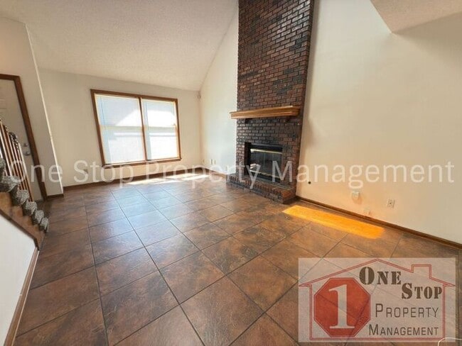 Building Photo - Cozy 2 Bedroom Duplex with Loft & Garage –...