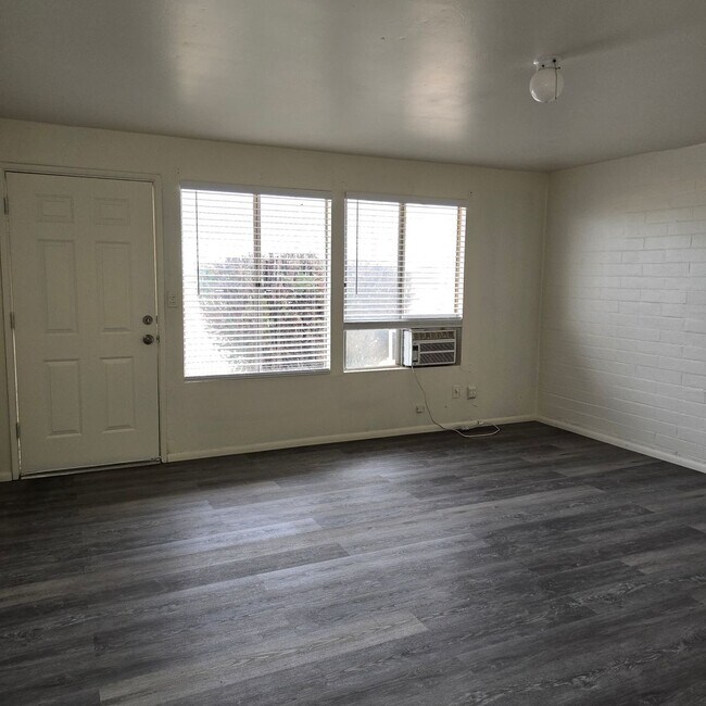 Foto del edificio - Remodeled and Fresh! One Bedroom Apartment with utilities included