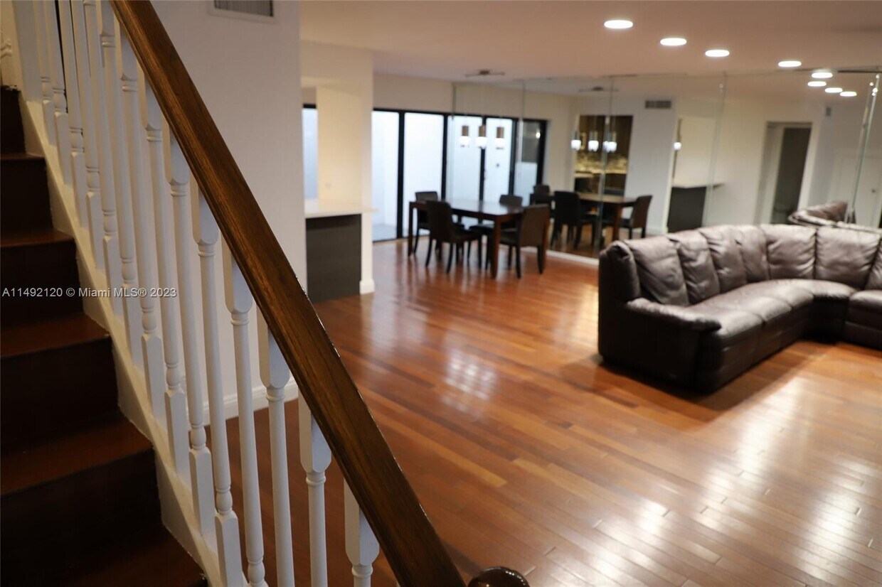 Foto principal - 6755 NW 169th St