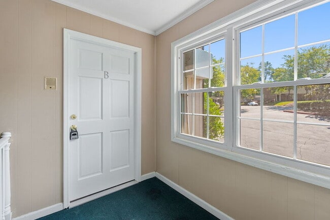 Building Photo - 325 Winding River Dr