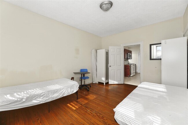 Building Photo - 204 Zabriskie St