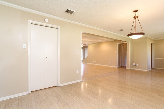 Building Photo - 5803 Old Lodge Dr