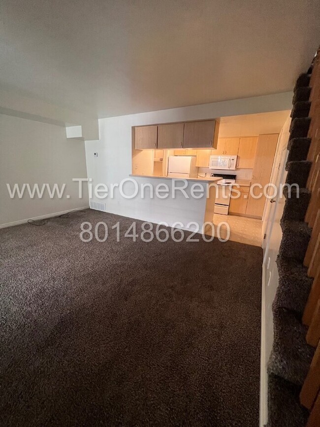 Building Photo - Move-in special: $500 off First months rent