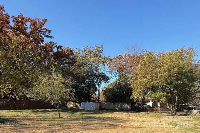 Foto del edificio - 6126 Cherrycrest Ln