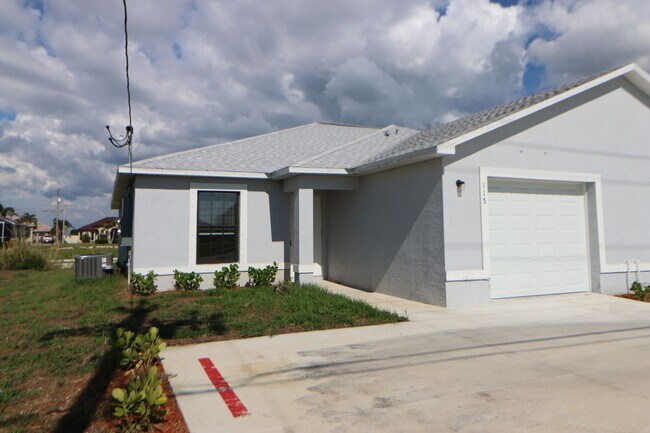 Building Photo - Newer Duplex Waterfront 3/2