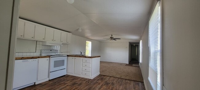 Building Photo - Ready to move in