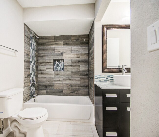 Foto del edificio - Beautifully remodeled corner 4/2 with pool...
