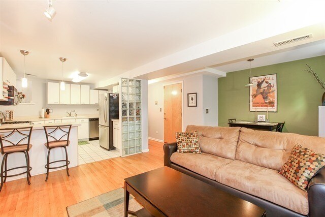 Foto del edificio - 2839 N Burling St