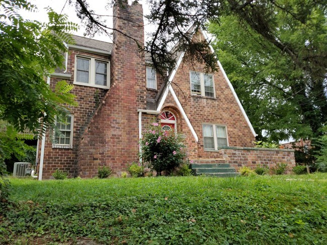 Building Photo - 419 Noelton Dr SW