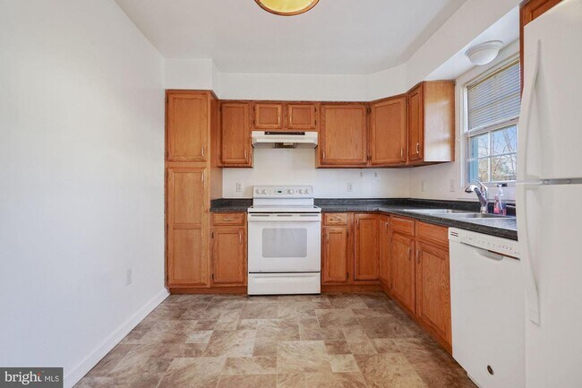 Building Photo - 714 Emily Ln