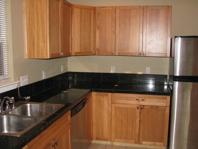 Foto del edificio - 4802 Clarkson Ave