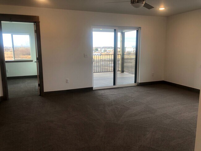 Foto del edificio - Two Story Town-Home! 3 Bedroom/ 2.5 Bath + 2nd Living Room! Oversized Rooms