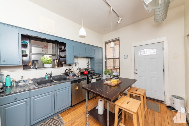 Building Photo - 3336 N Sheffield Ave