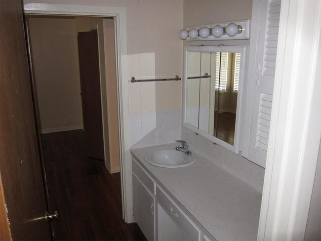 Foto del edificio - 3707 Tom Green St